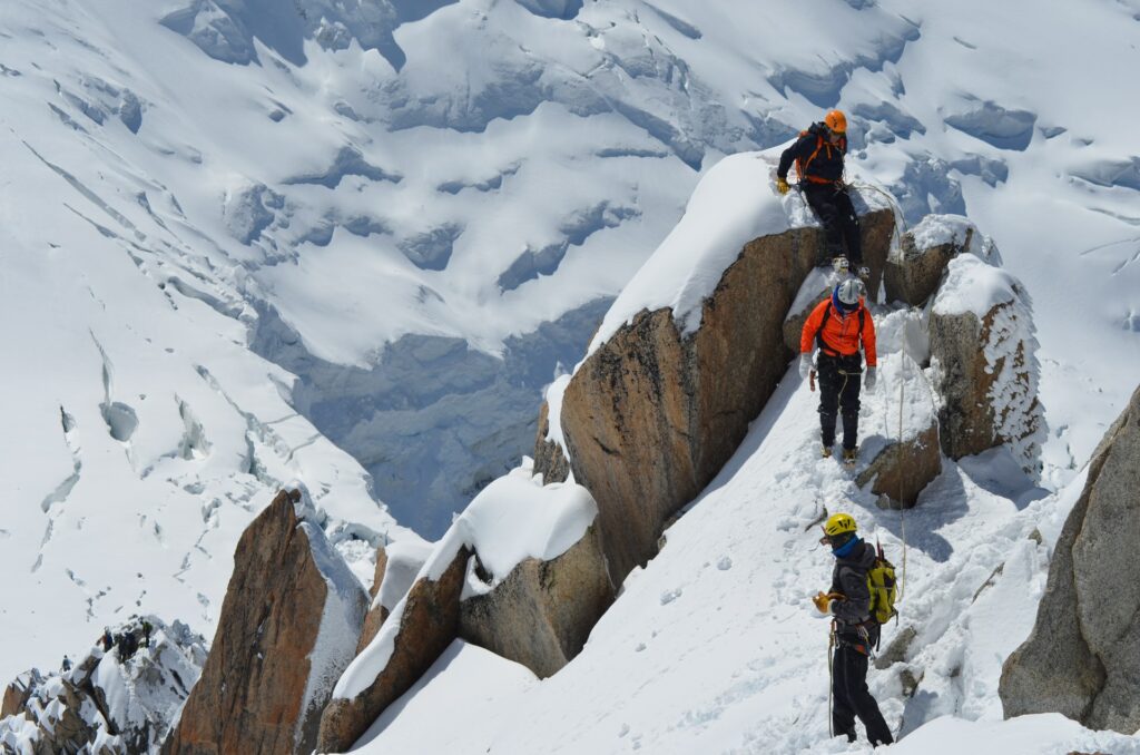 Exploration du Mont Blanc par des alpinistes au cours d'un voyage entre amis.