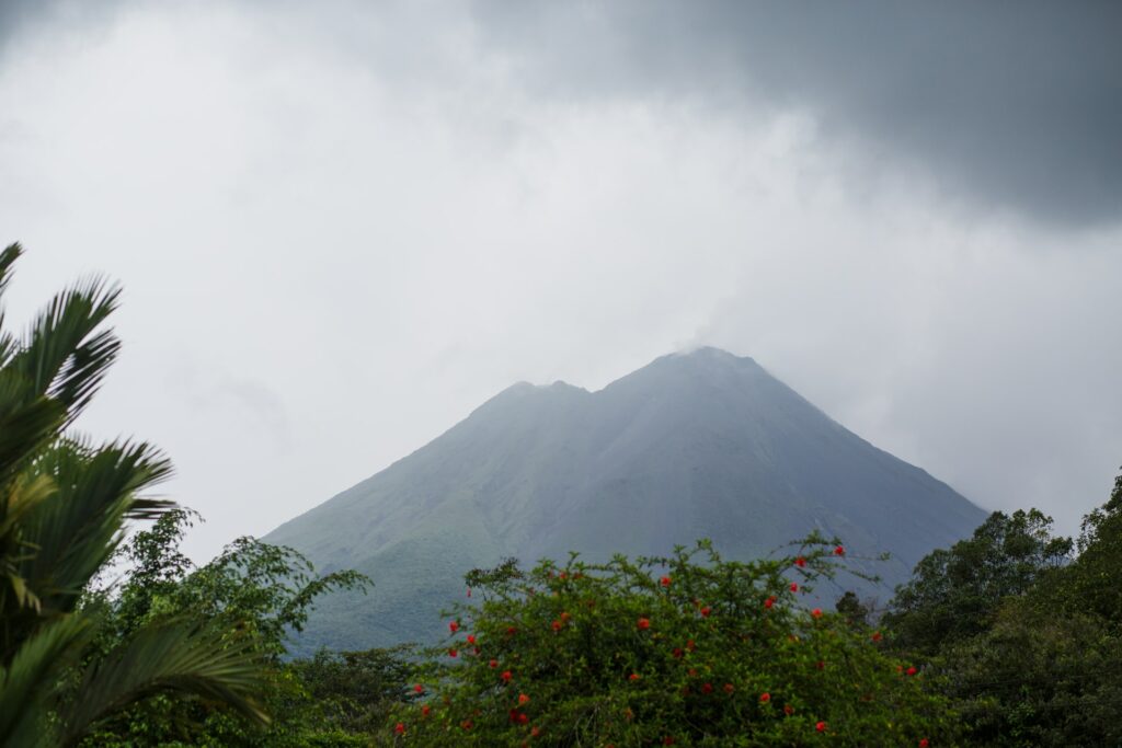 Un volcan au Costa Rica. Le Costa Rica est recommandé pour un voyage entre amis.