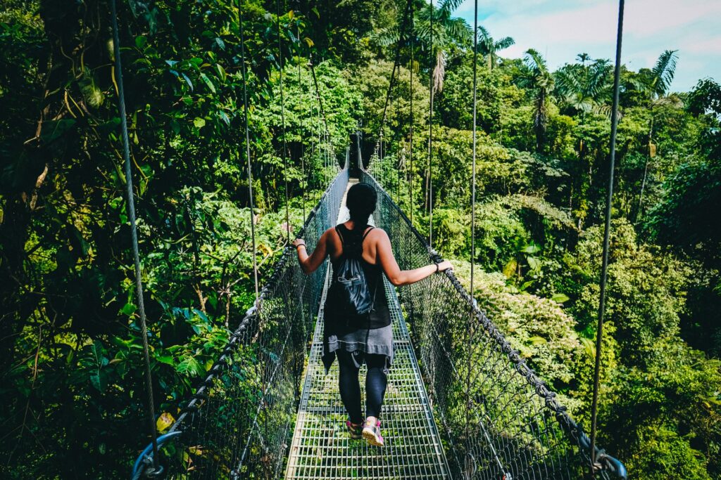 Une femme explore la jungle du Costa Rica. La jungle du Costa Rica est recommandée pour un voyage entre amis.