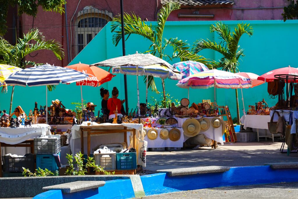 Deux amies écument un marché de République Dominicaine au cours d'un voyage entre amis.