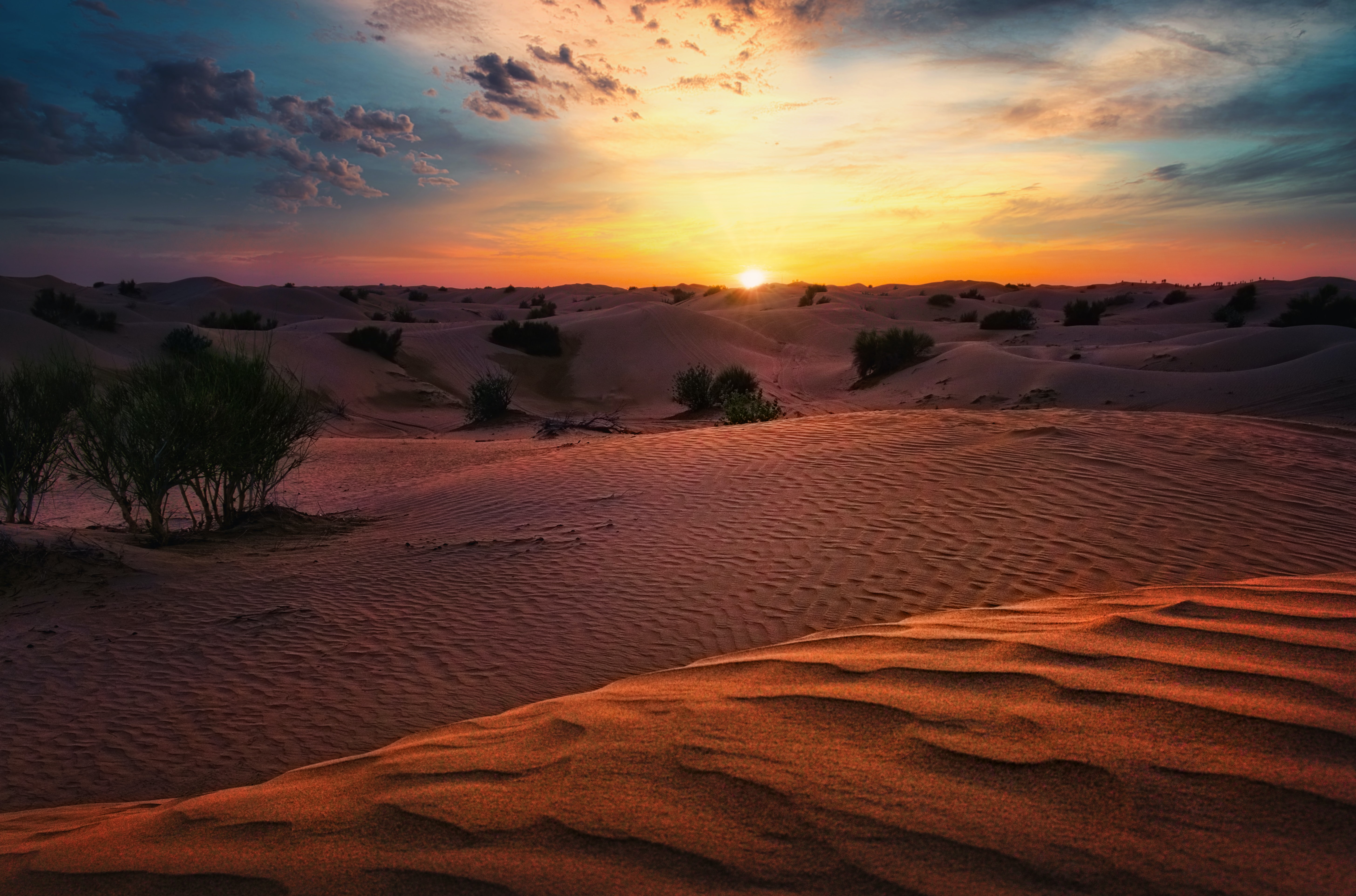 Un coucher de Soleil dans le désert d'Arabie. Une activité des plus plaisantes durant un voyage entre amis.
