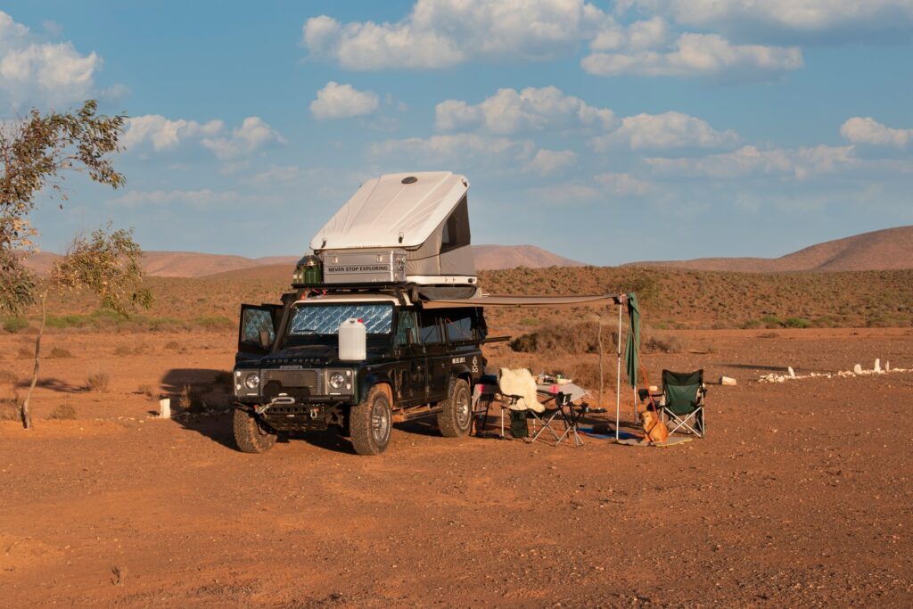 Une installation de camping dans le désert durant un voyage entre amis.