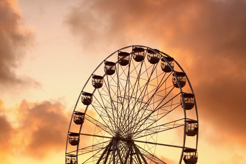 Grande roue. Une attraction populaire dans les meilleurs parcs d'attractions en Europe.