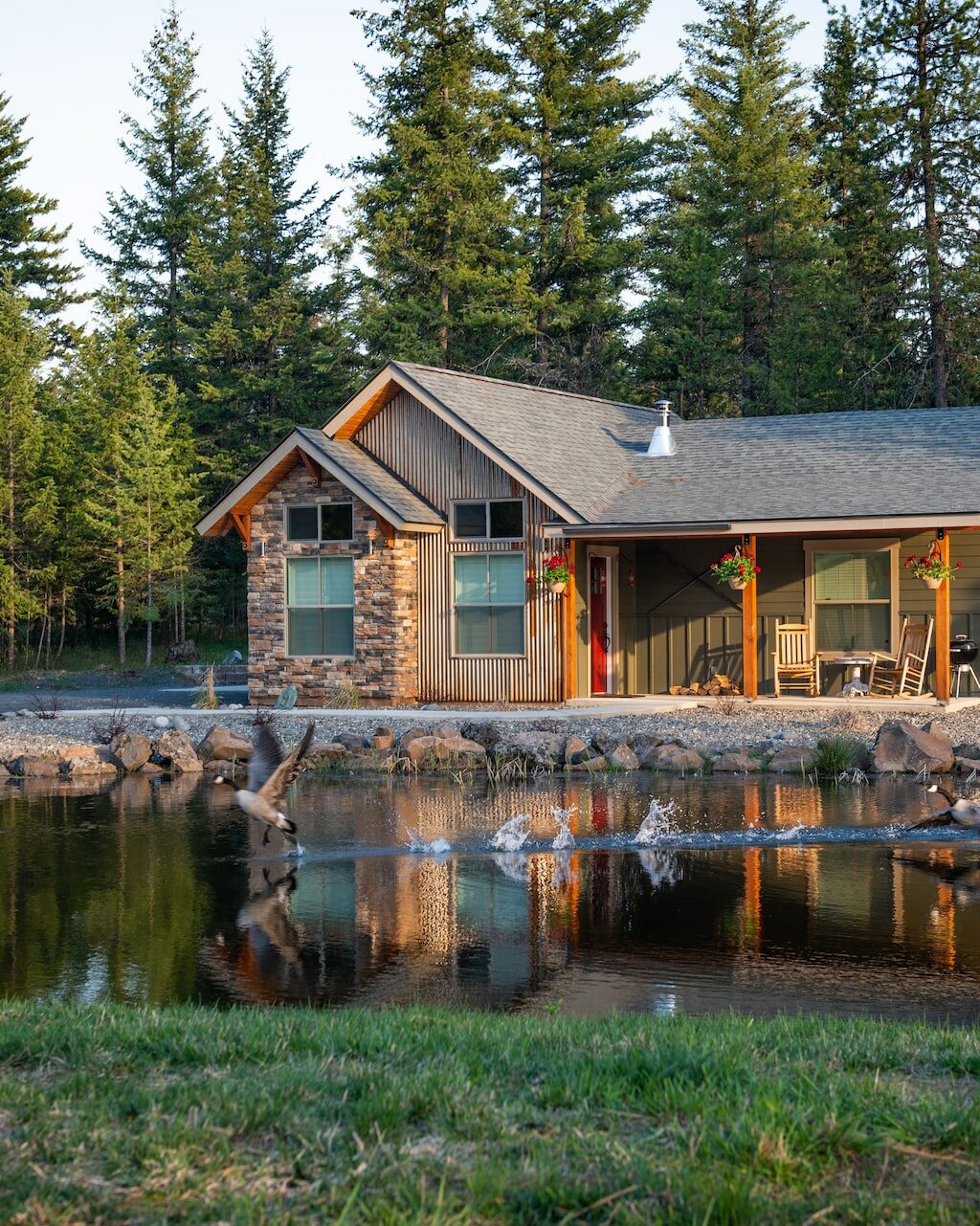 Maison au bord d'un lac.