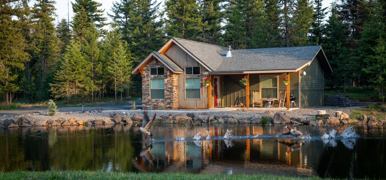 Maison au bord d'un lac.